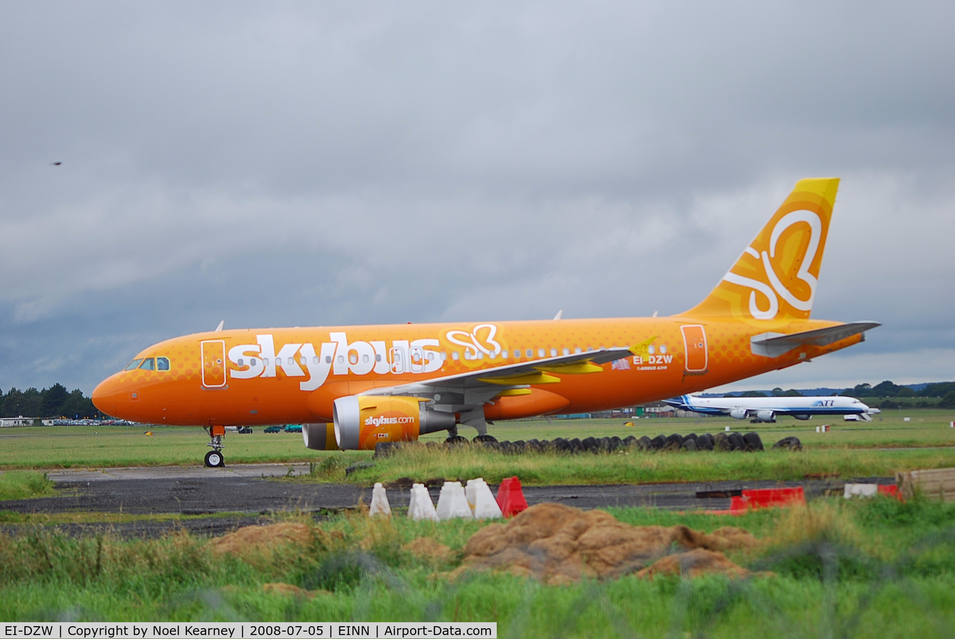 EI-DZW, 2007 Airbus A319-112 C/N 3309, A.319-112 c/n 3309 (Returned to leasing agent after 'Skybus' went under.)