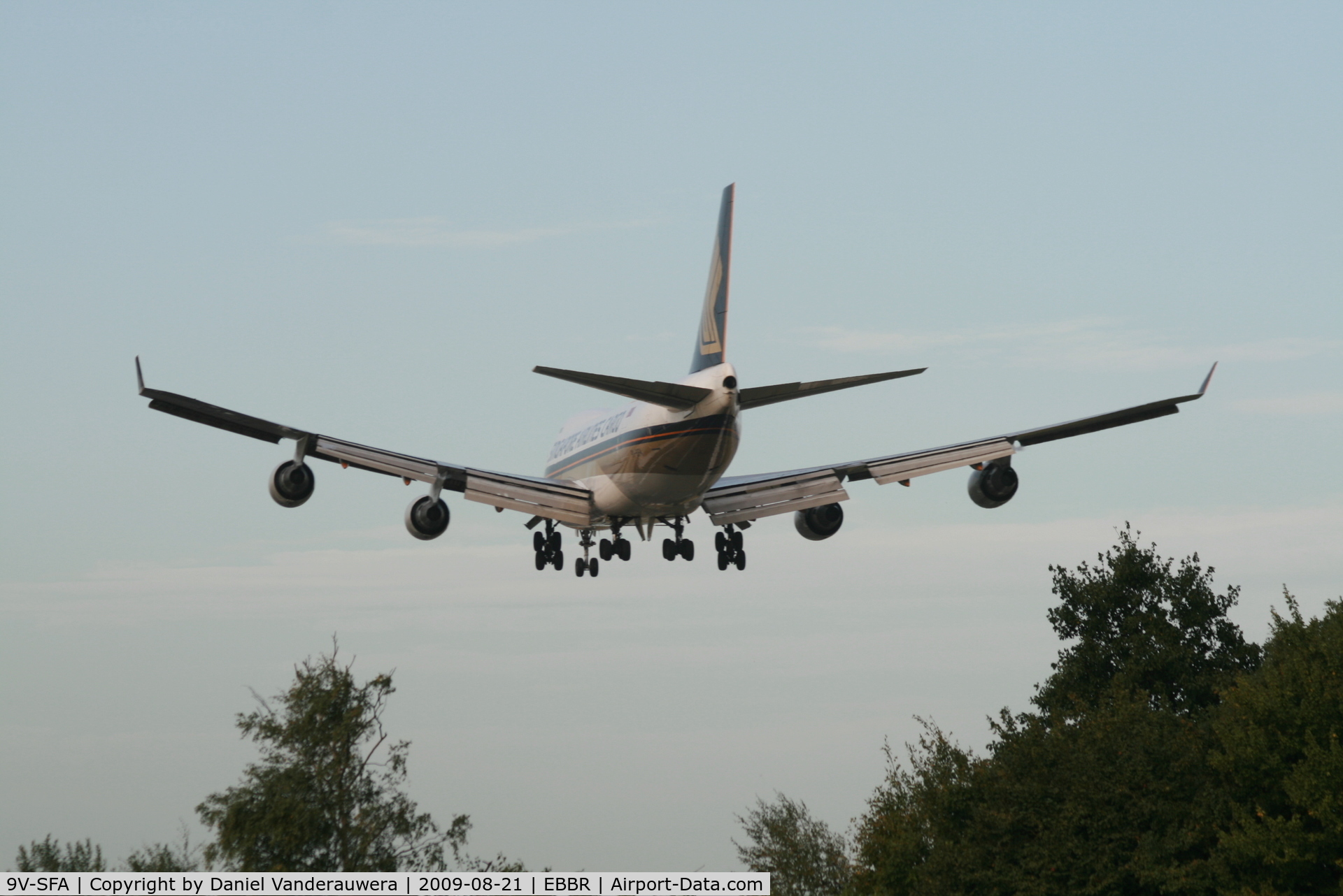 9V-SFA, Boeing 747-412F/SCD C/N 26563, several seconds before landing on rwy 25R