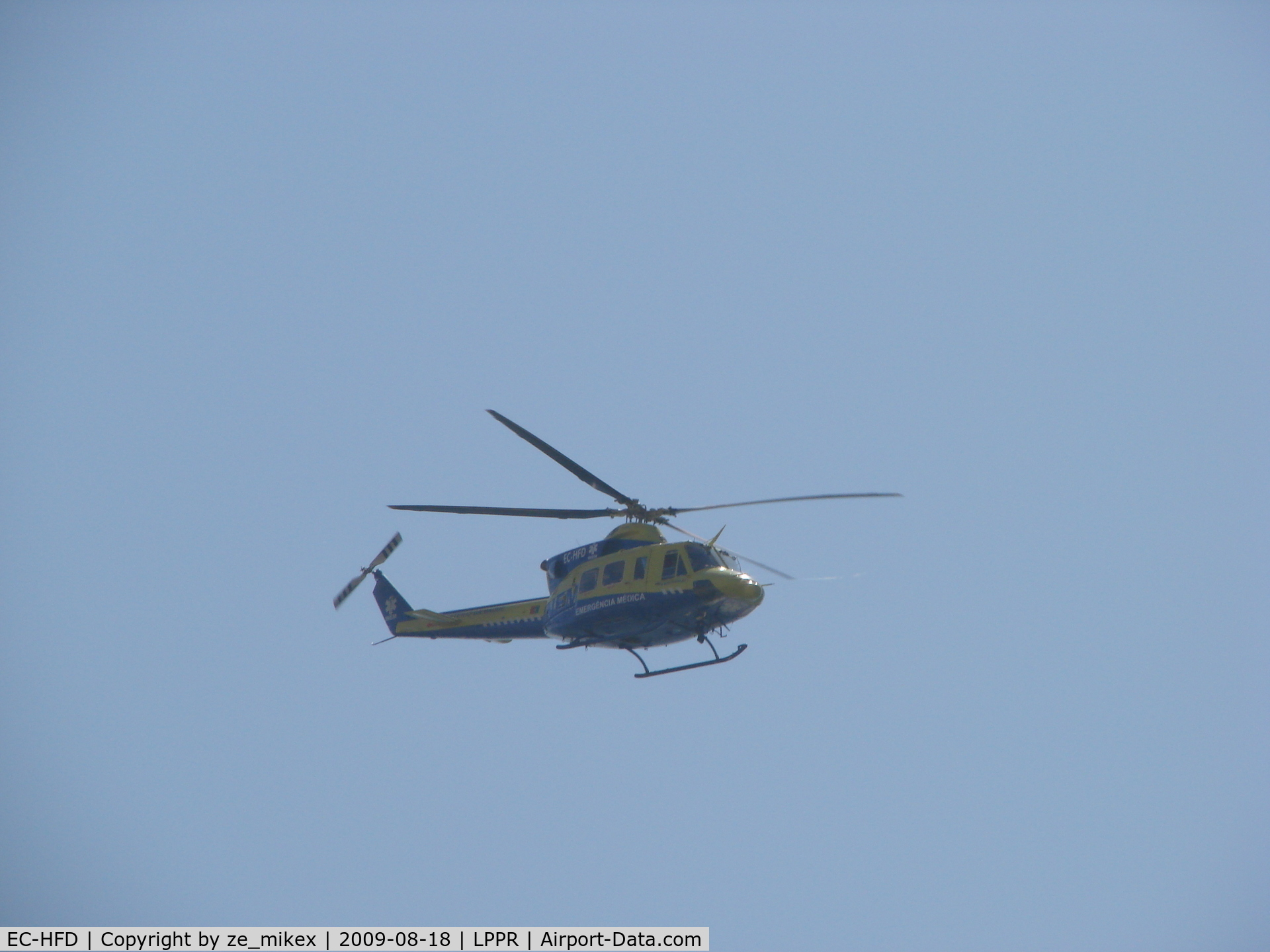 EC-HFD, Bell 412EP C/N 36183, Bell 412EP passing over the beach