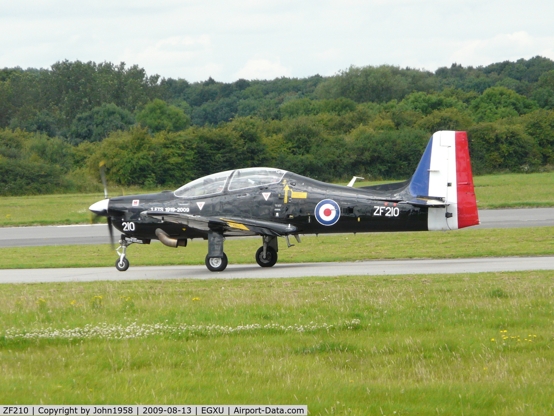 ZF210, 1989 Short S-312 Tucano T1 C/N S037/T35, Taxying for take off
