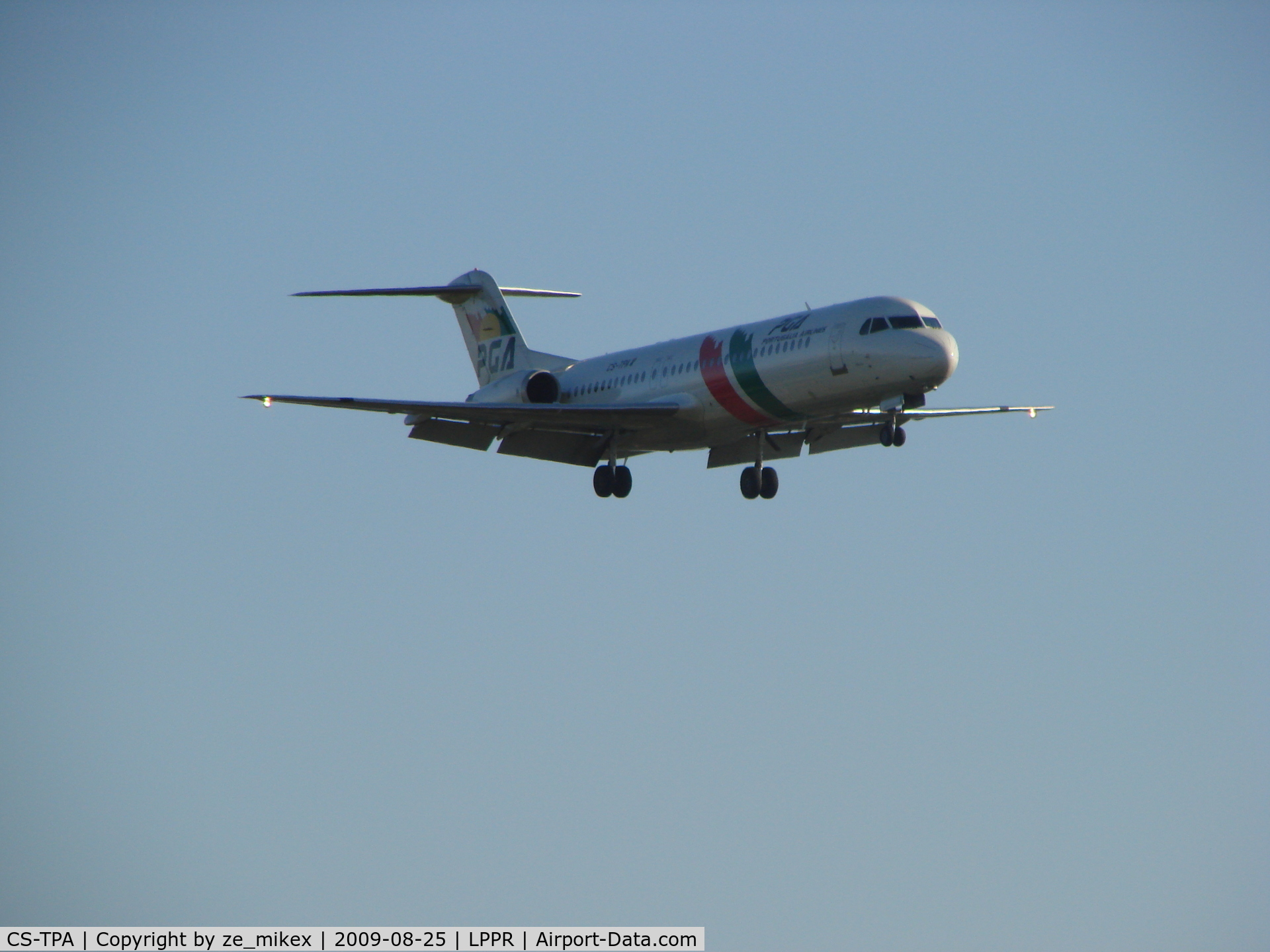 CS-TPA, 1989 Fokker 100 (F-28-0100) C/N 11257, Portugalia landing