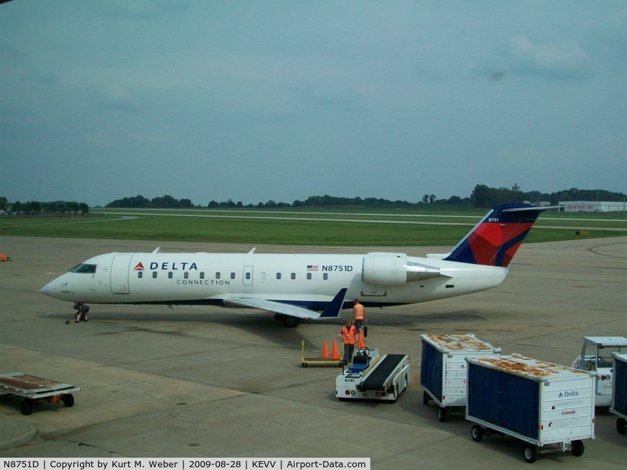 N8751D, 2003 Canadair CRJ-200 (CL-600-2B19) C/N 7751, Between flights at gate B1