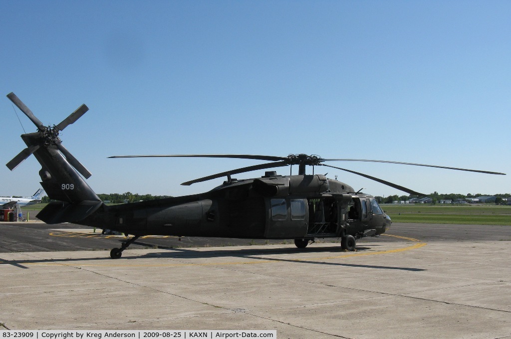 83-23909, 1983 Sikorsky UH-60A Black Hawk C/N 70-734, Dropping passengers off