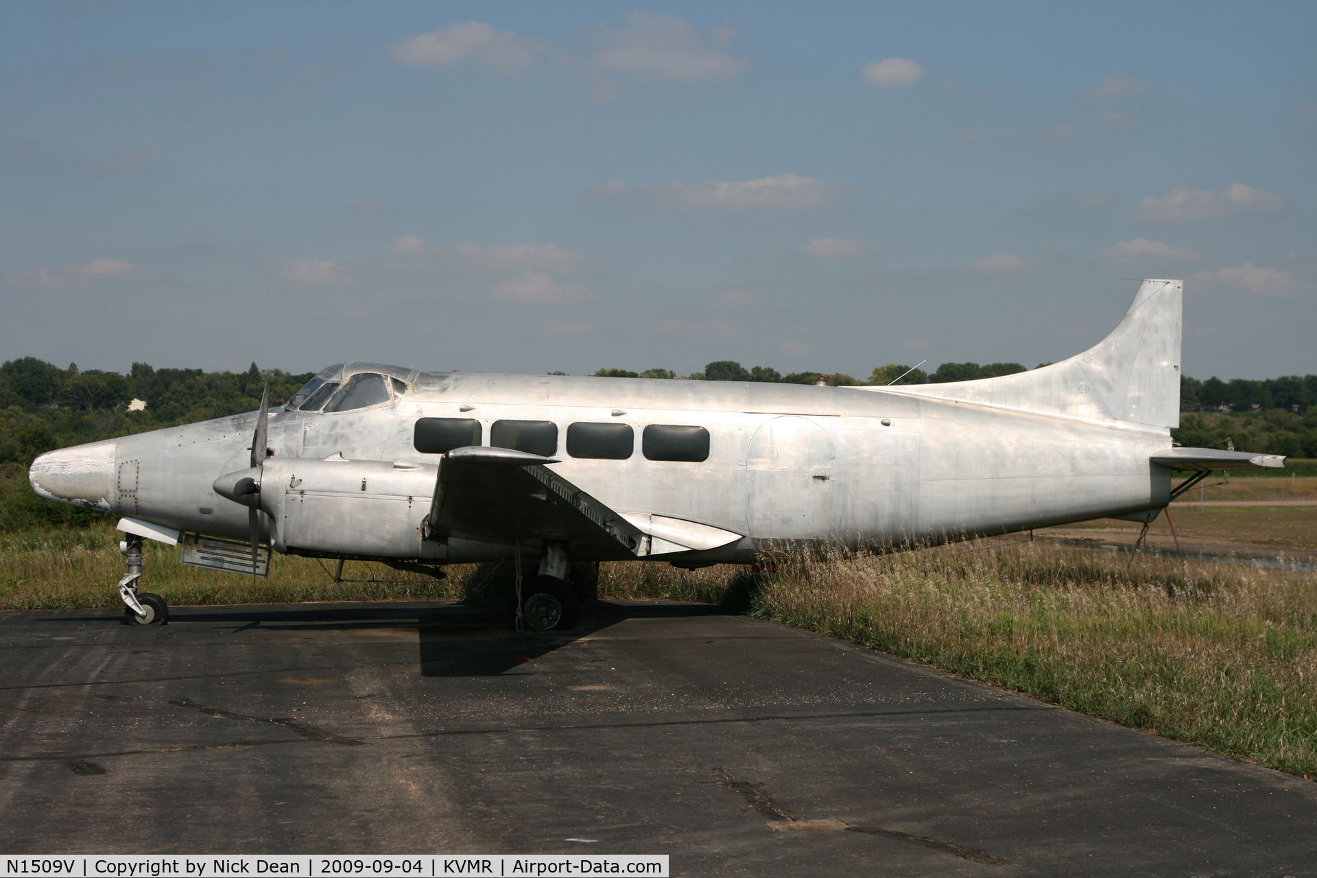 N1509V, 1955 De Havilland DH-104 Dove 6A C/N 04460, KVMR (Sitting derelict with no external ID)