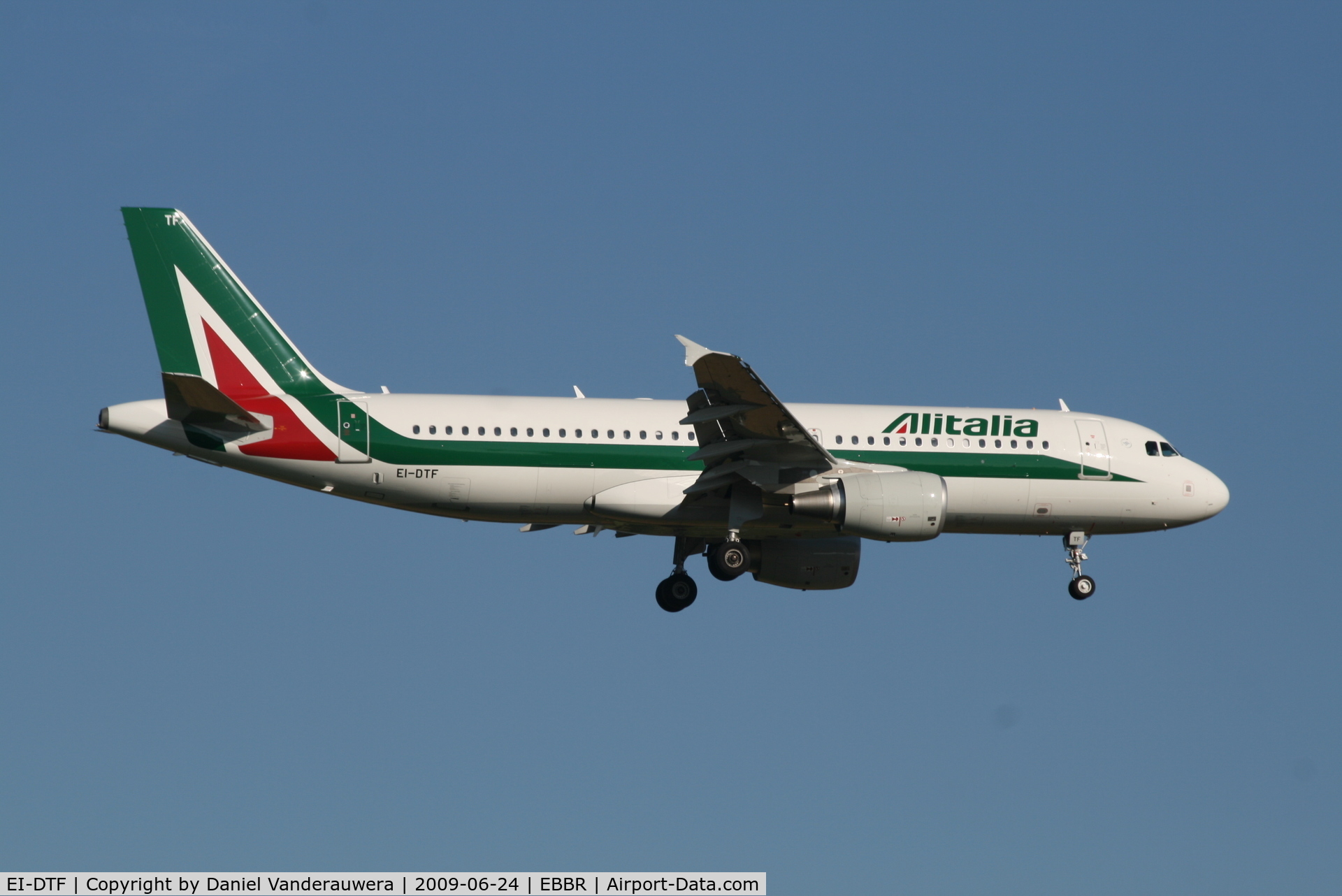 EI-DTF, 2009 Airbus A320-216 C/N 3906, flight AZ148 is descending to rwy 02