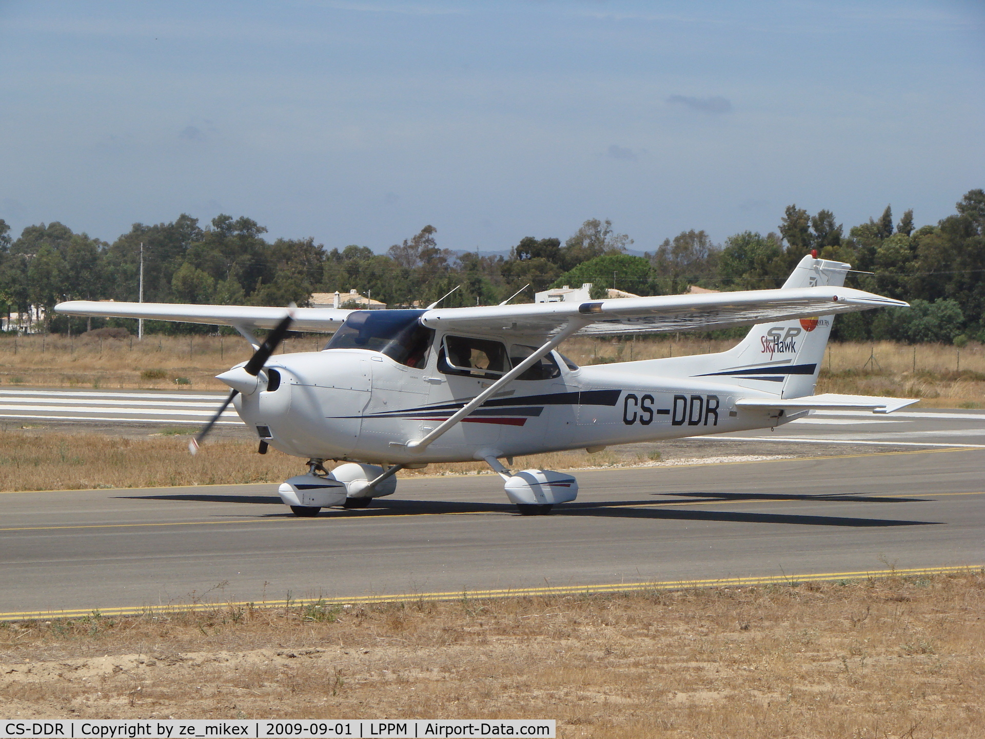 CS-DDR, 2005 Cessna 172S Skyhawk SP C/N 17258760, CESSNA  172 AEROALGARVE taxing