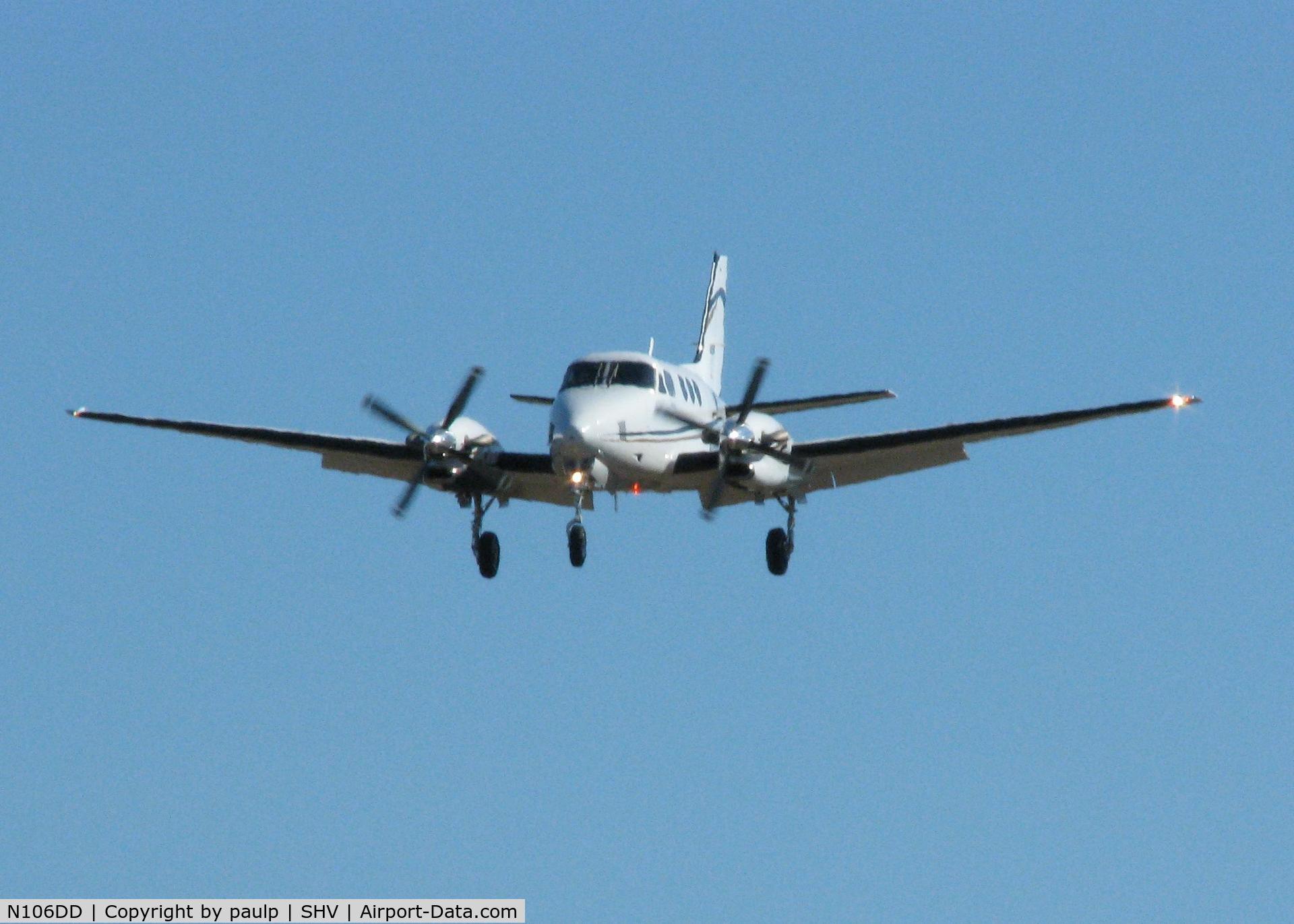 N106DD, 2005 Raytheon Aircraft Company C90A C/N LJ-1738, Landing at Shreveport Regional.