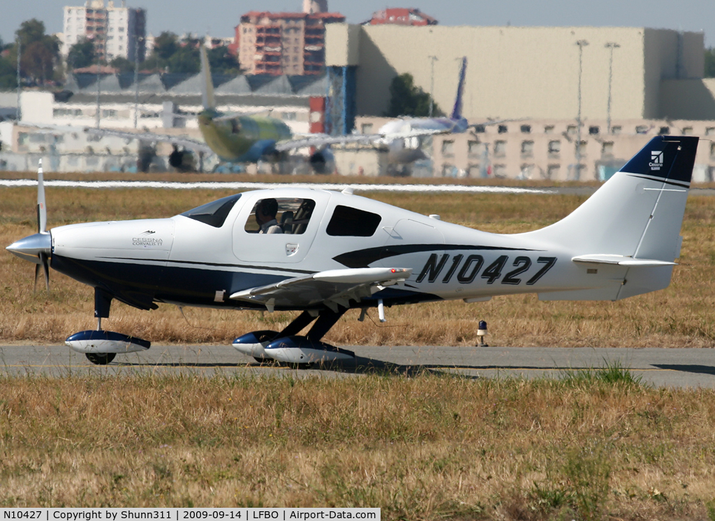 N10427, Cessna LC41-550FG C/N 411142, Taxiing holding point rwy 32R for departure...