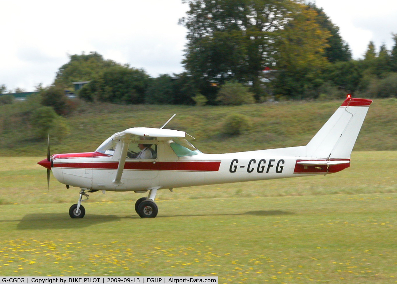 G-CGFG, 1983 Cessna 152 C/N 15285724, ARRIVING RWY 03, PREV. REG, N94559.  POPHAM RUSSIAN AIRCRAFT FLY-IN