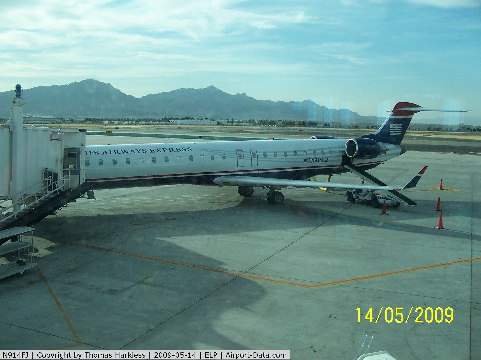 N914FJ, 2004 Bombardier CRJ-900ER (CL-600-2D24) C/N 15014, El Paso, TX boarding for Phoenix