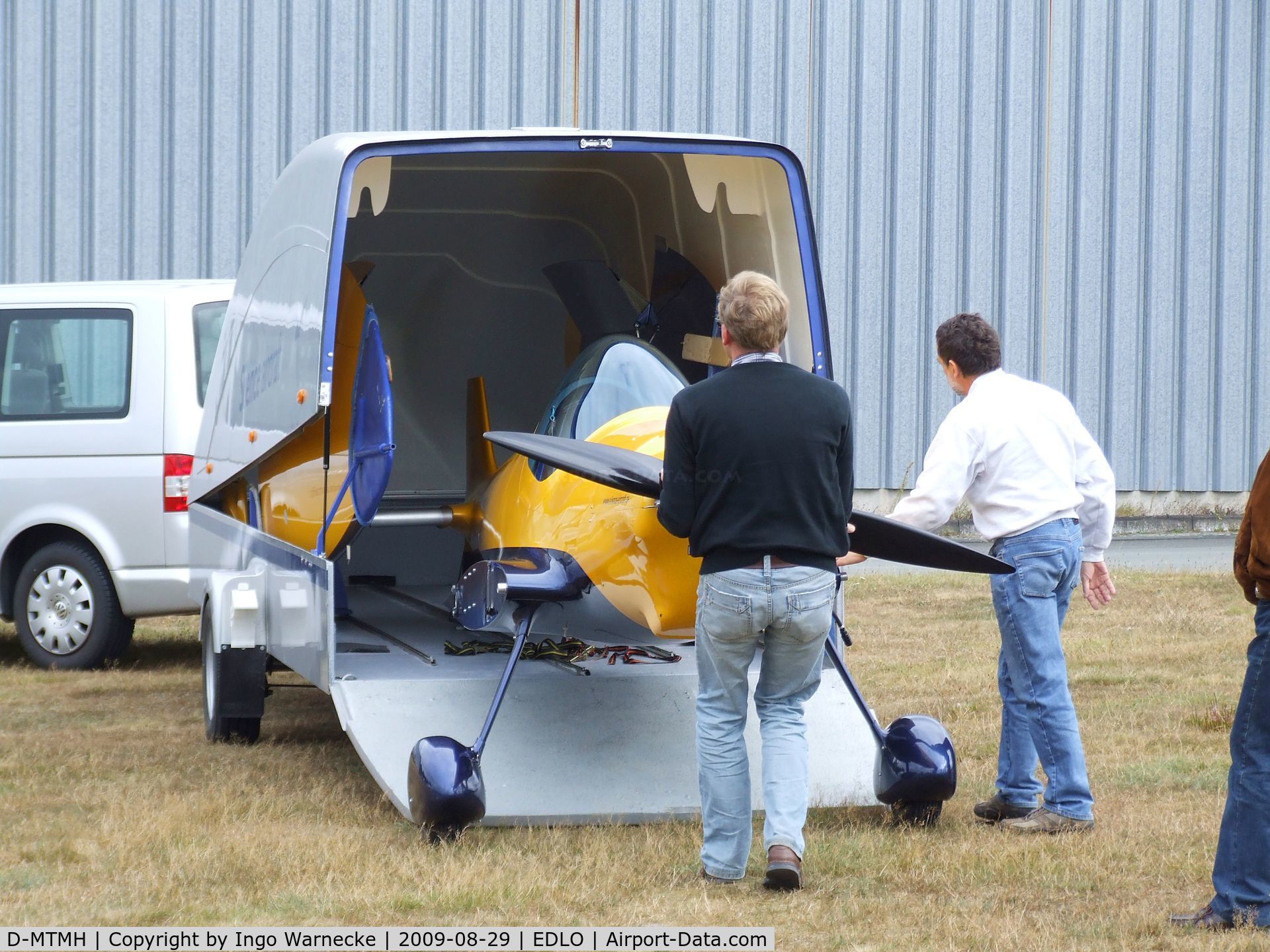 D-MTMH, 2000 Silence Twister C/N 001, Silence Twister prototype being unloaded from the company trailer at the 2009 OUV-Meeting at Oerlinghausen airfield