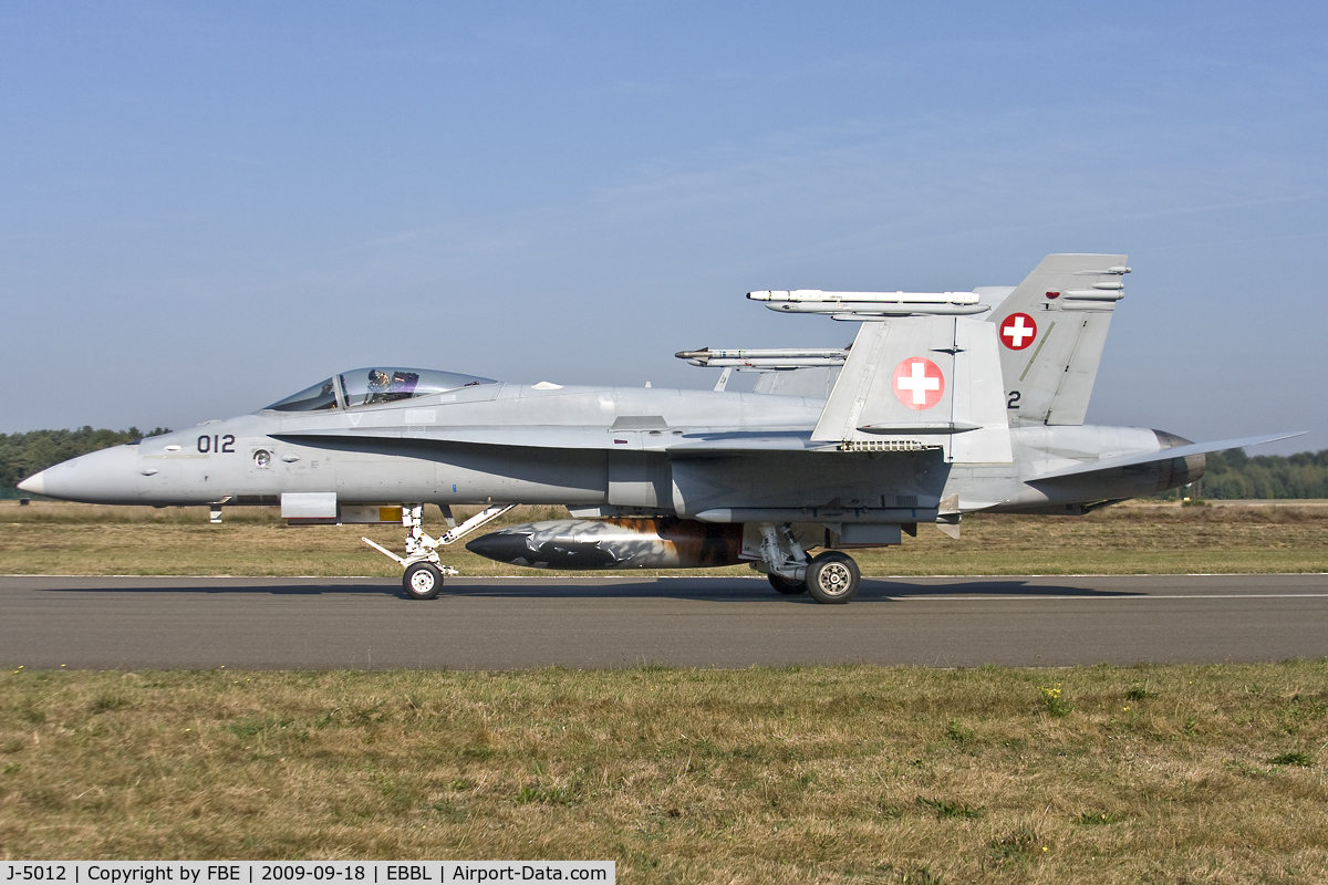 J-5012, McDonnell Douglas F/A-18C Hornet C/N 1352/SFC012, Swiss Air Force F/A-18C taxying to the active