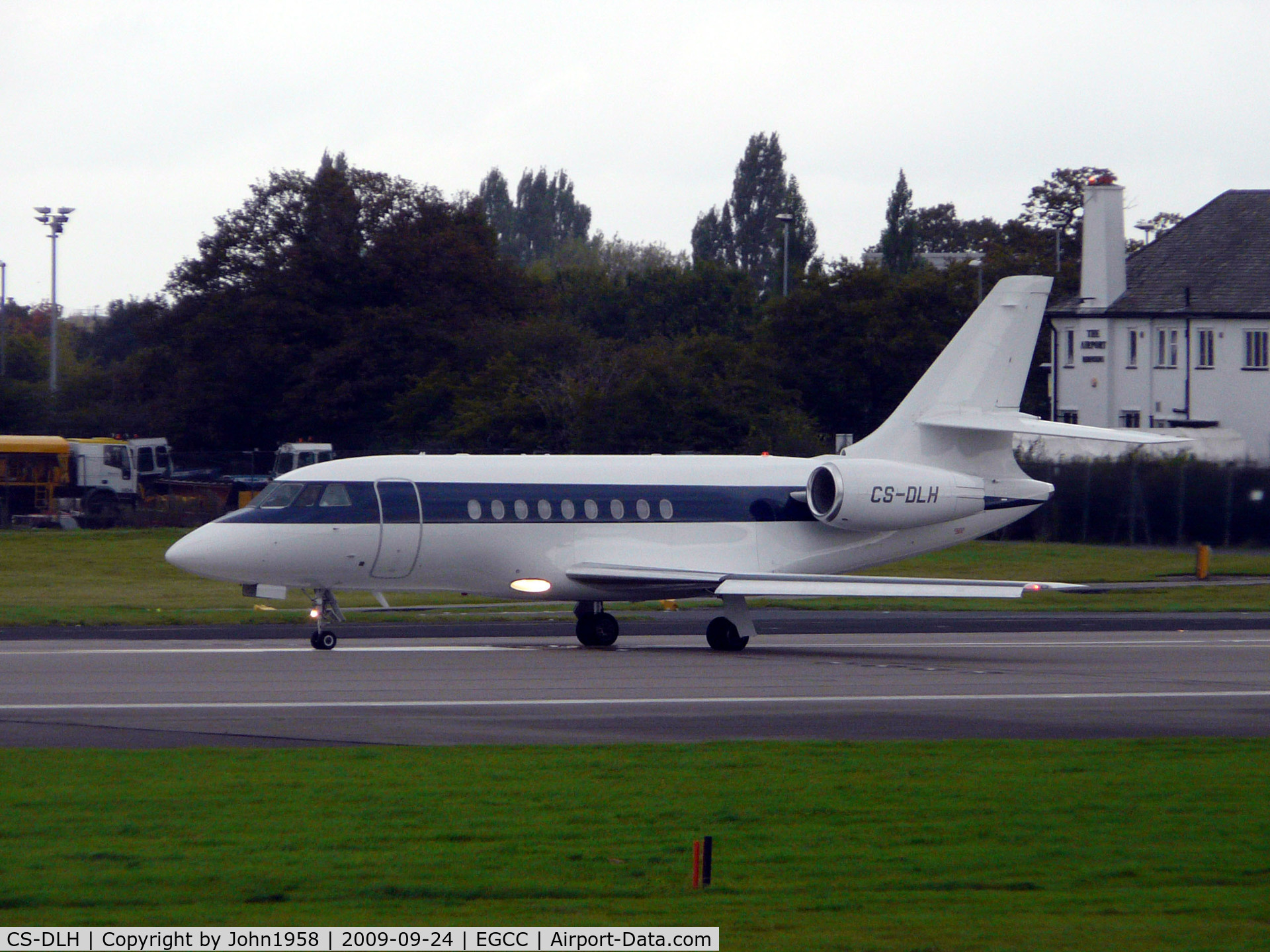 CS-DLH, 2007 Dassault Falcon 2000EX C/N 149, Lined up for departure