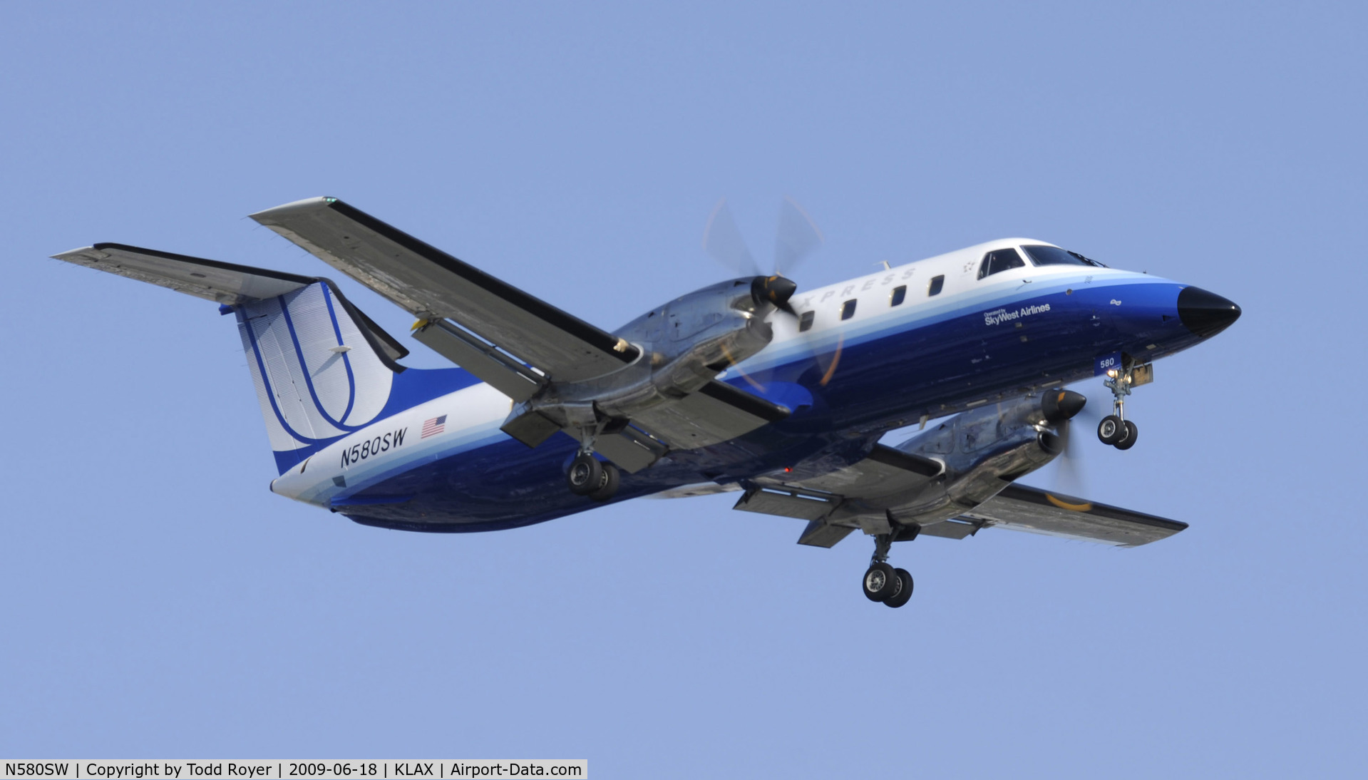 N580SW, 1999 Embraer EMB-120ER Brasilia C/N 120348, Landing 24R at LAX