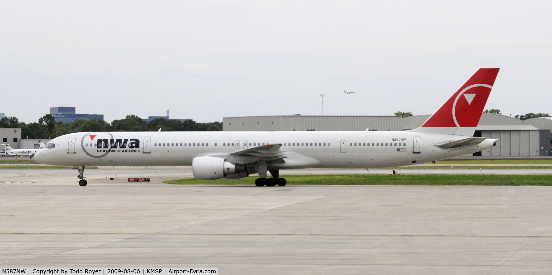 N587NW, 2002 Boeing 757-351 C/N 32986, Taxi for departure