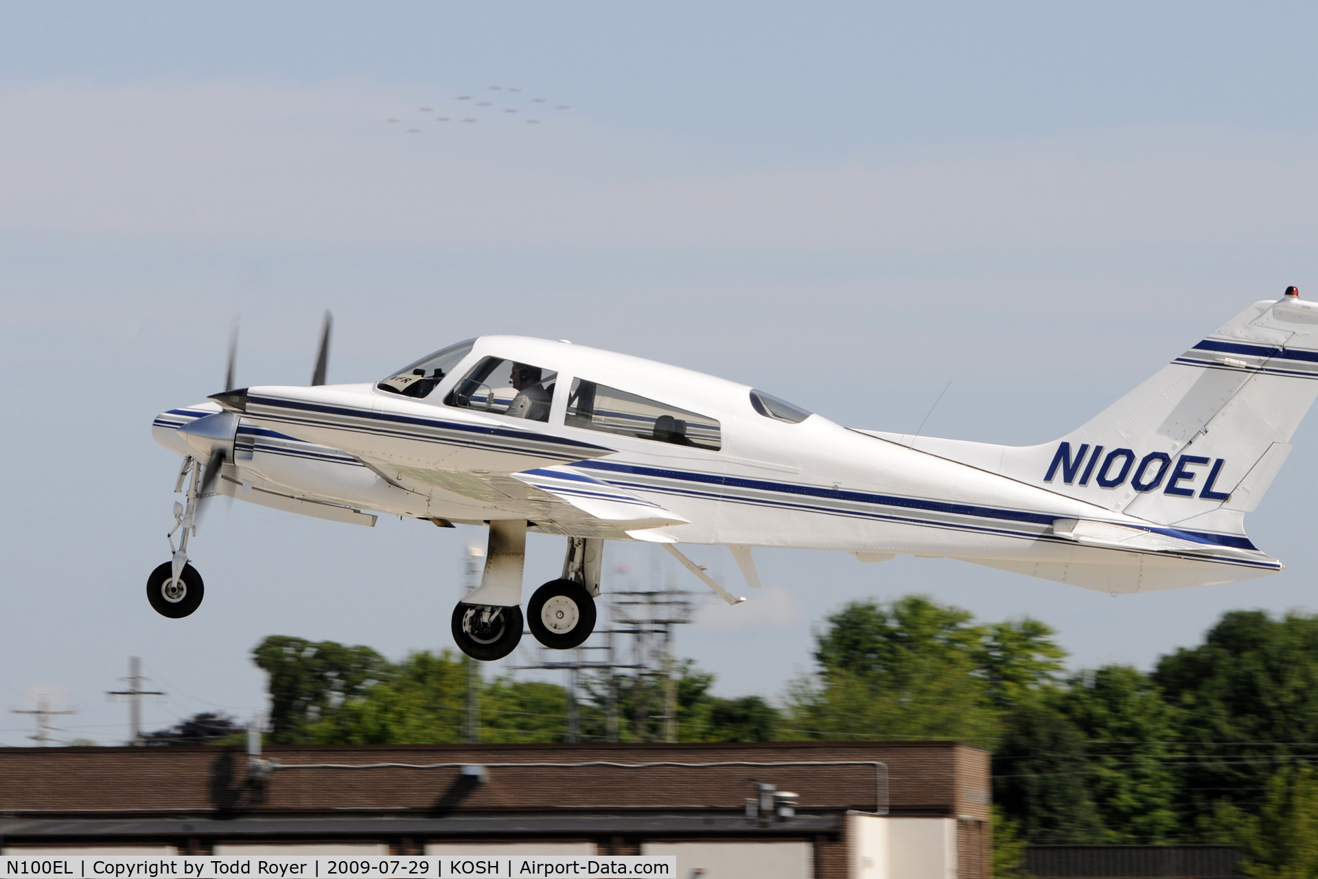 N100EL, 1973 Cessna 310Q C/N 310Q0688, Departing OSH on 27