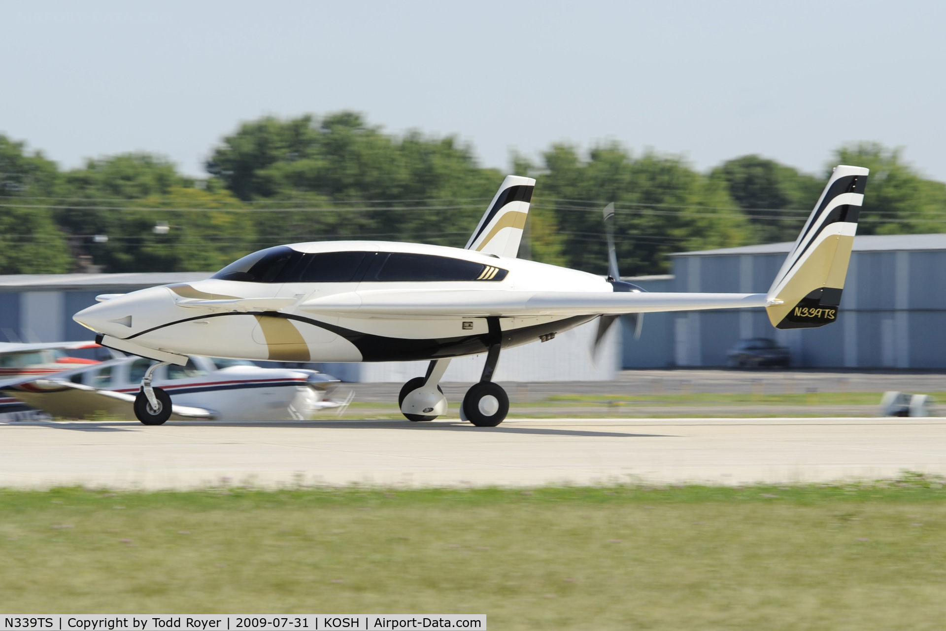 N339TS, 2006 Velocity Velocity XL RG C/N 3RX069, Landing 27 at OSH