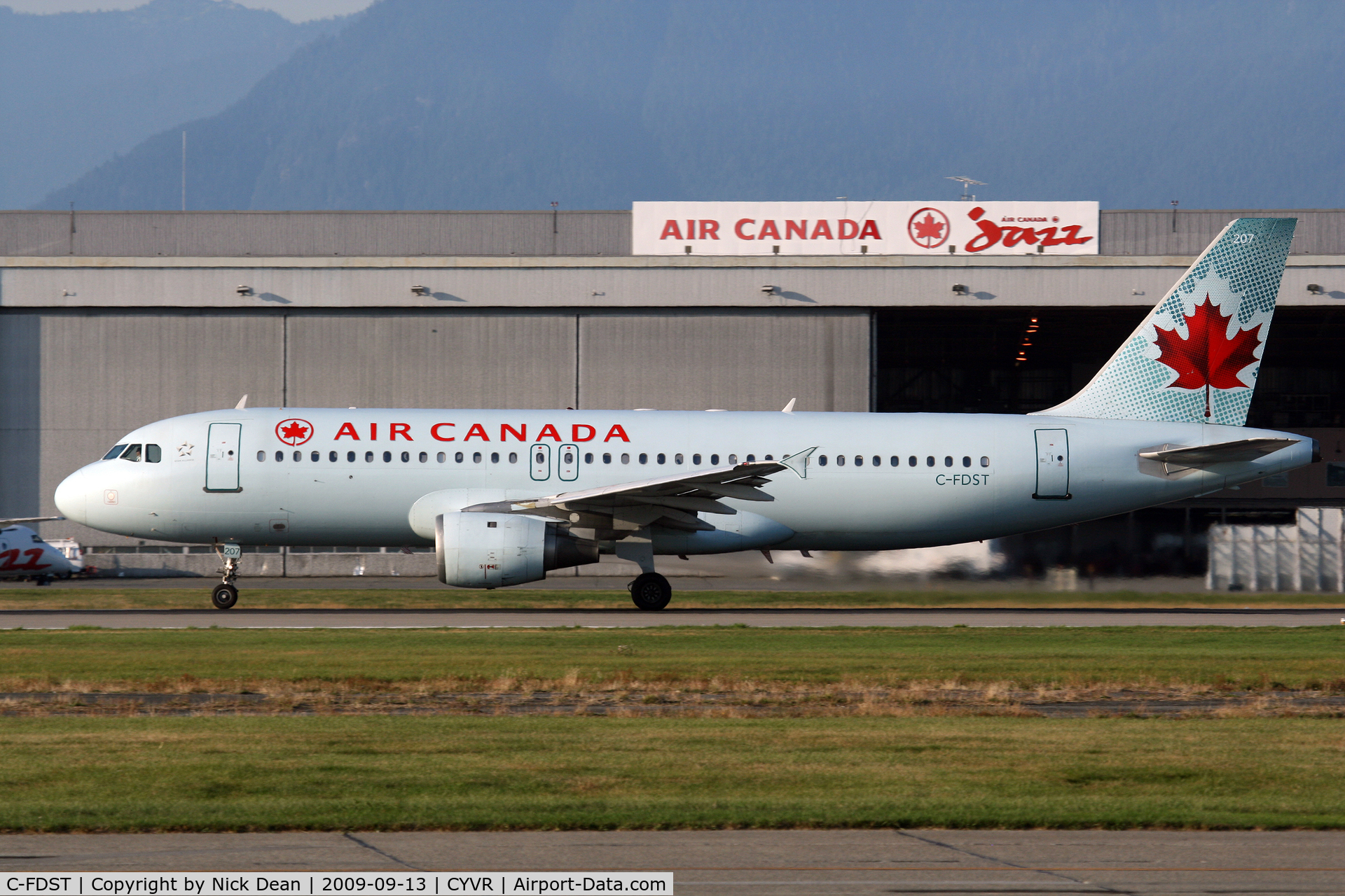 C-FDST, 1990 Airbus A320-211 C/N 127, CYVR