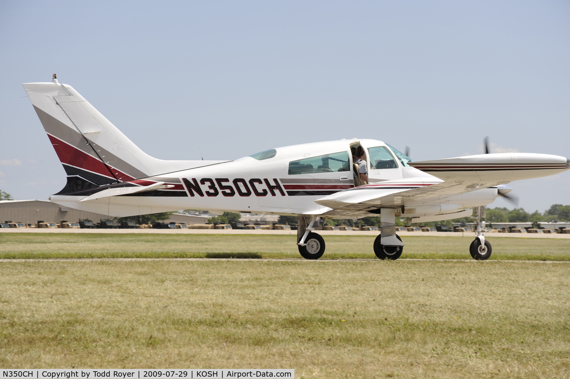 N350CH, 1973 Cessna 310Q C/N 310Q0910, Taxi for departure