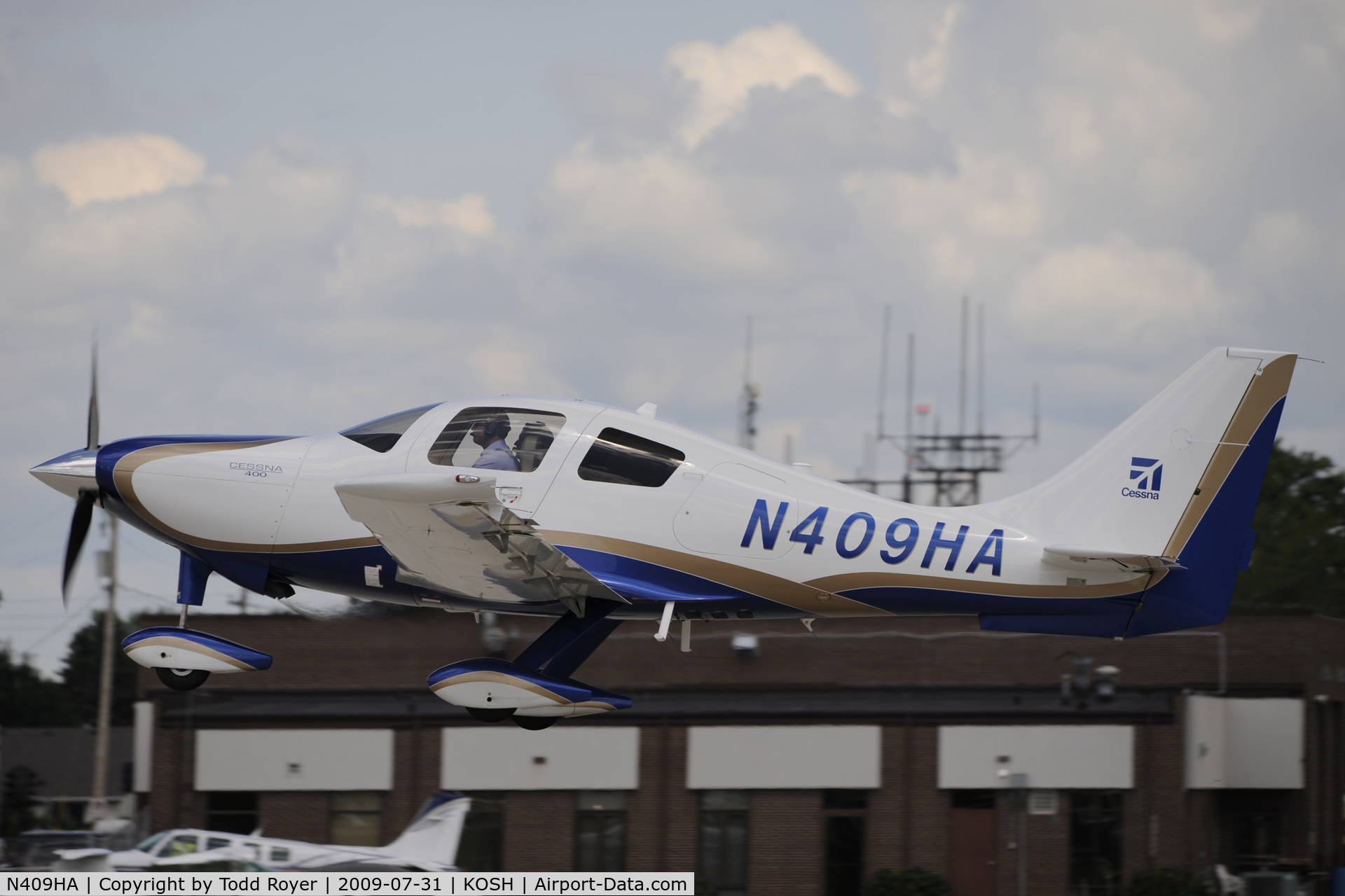 N409HA, 2008 Cessna LC41-550FG C/N 411039, Departing OSH on 27