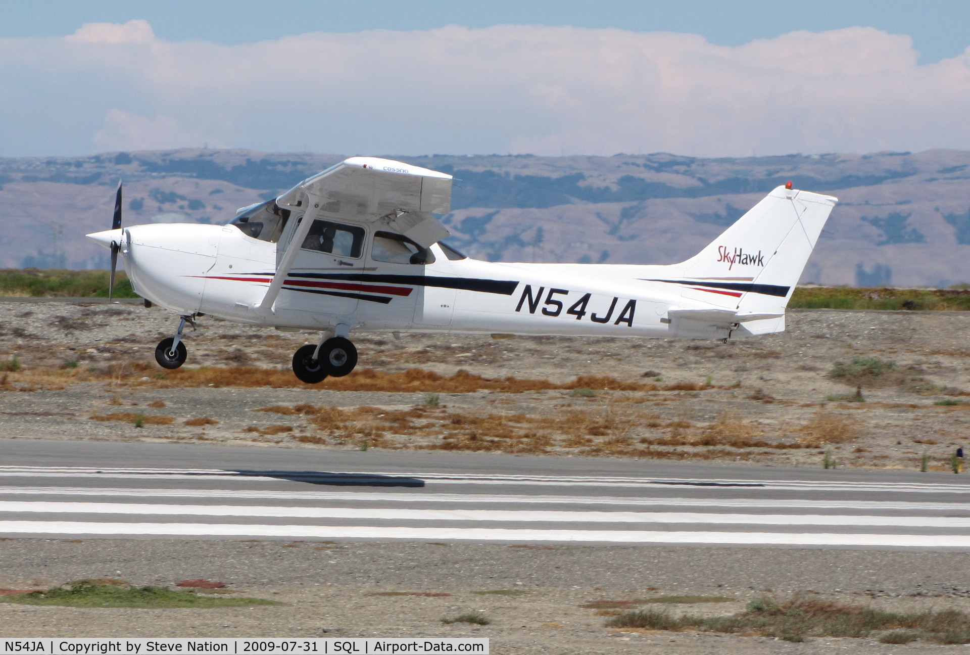 N54JA, 1998 Cessna 172R C/N 17280607, 1998 Cessna 172R ready for touchdown