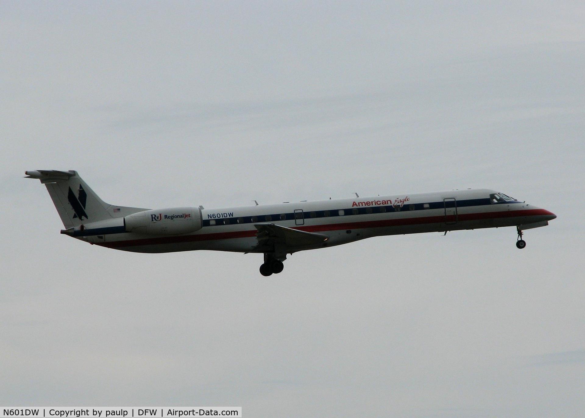 N601DW, 1998 Embraer ERJ-145LR (EMB-145LR) C/N 145046, Landing on 18R at DFW. A rainy day in Dallas!