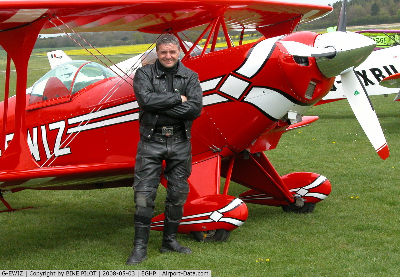 G-EWIZ, 1981 Pitts S-2S Special C/N S18, MY BEST MATE DAVE POSING WITH INDIA ZULU