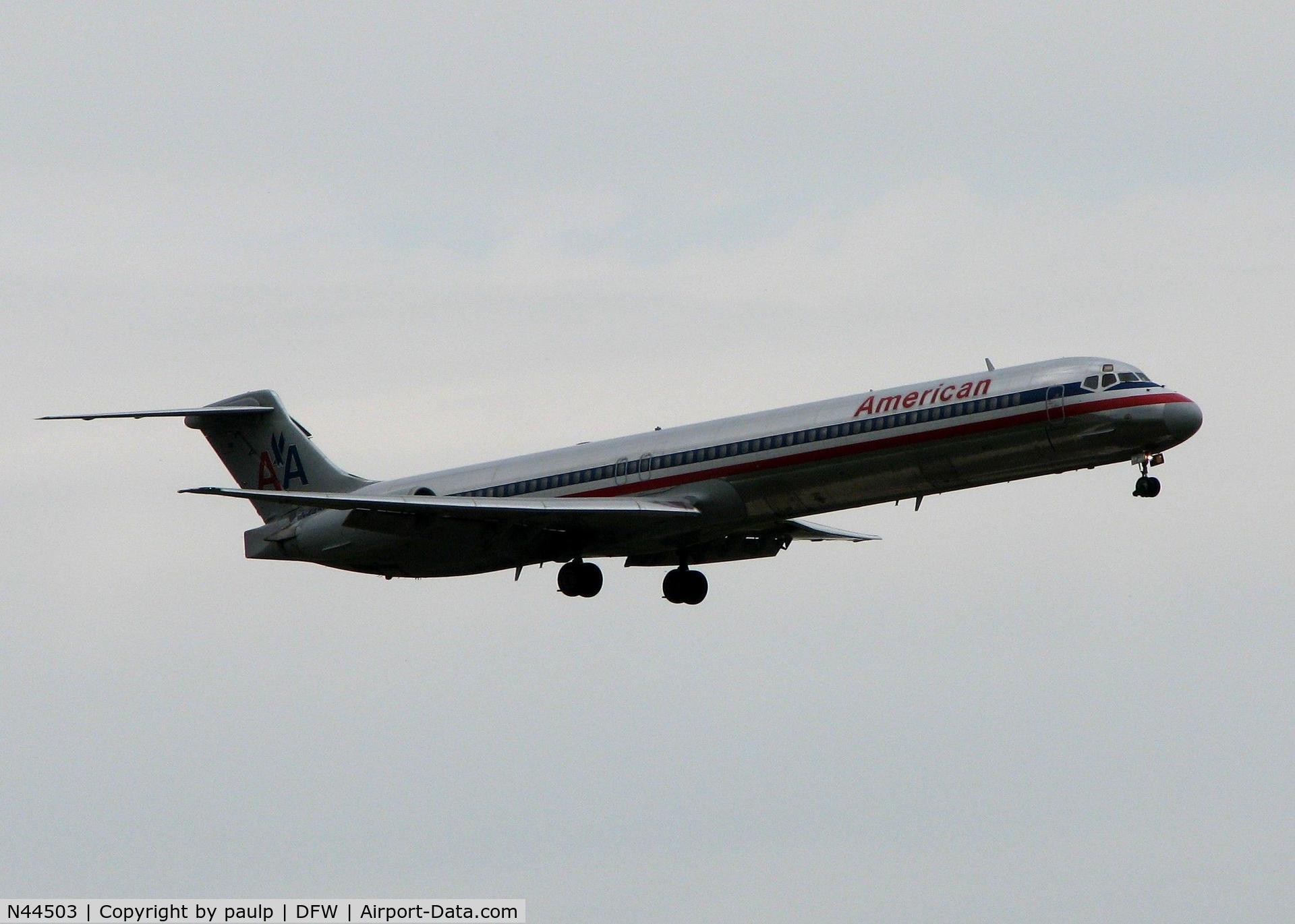 N44503, 1989 McDonnell Douglas MD-82 (DC-9-82) C/N 49797, Landing at DFW. A nasty, rainy day for photos?