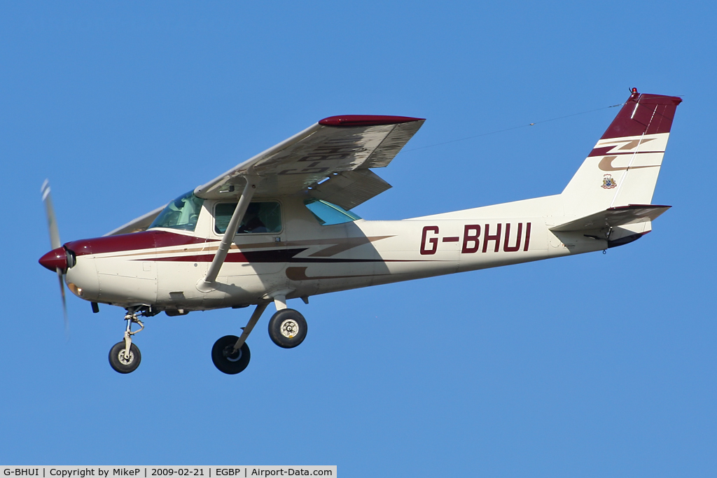 G-BHUI, 1979 Cessna 152 C/N 152-83144, Short final at Kemble.