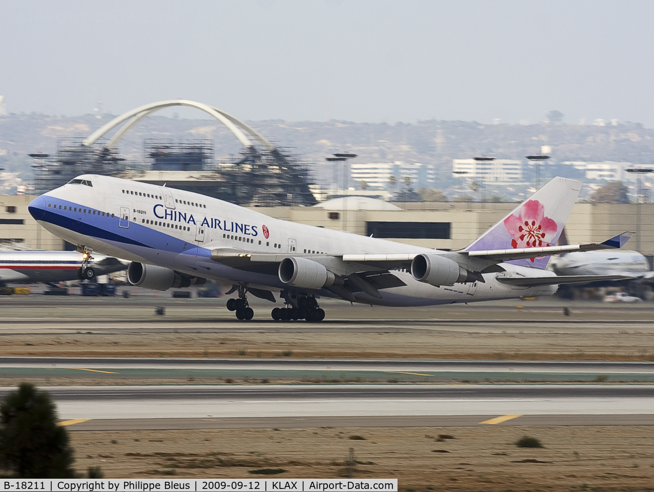 B-18211, 2004 Boeing 747-409 C/N 33735, Asian heavy at lift off on rwy 25R. Admire motion blur in the blackground ;-)