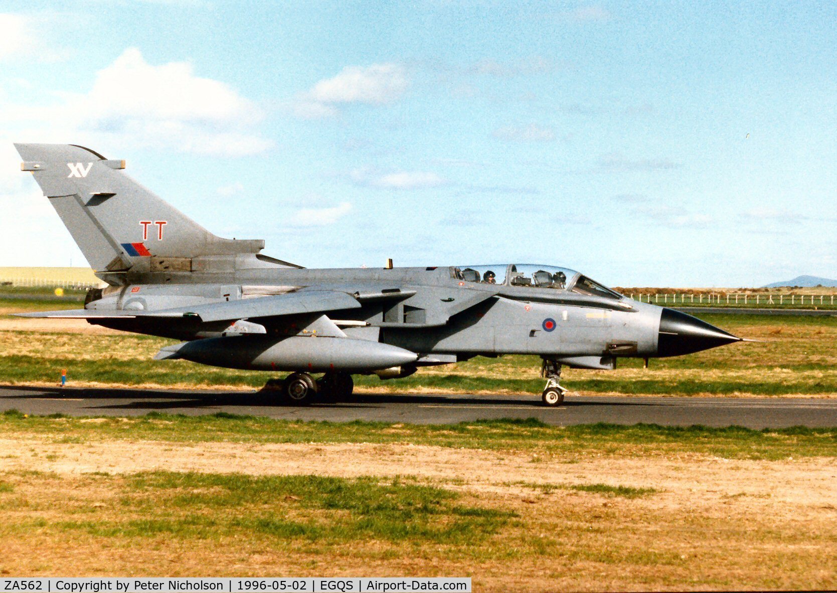 ZA562, 1981 Panavia Tornado GR.1 C/N 085/BT021/3046, Tornado GR.1 of 15[R] Squadron taxying to Runway 05 at Lossiemouth in May 1996.