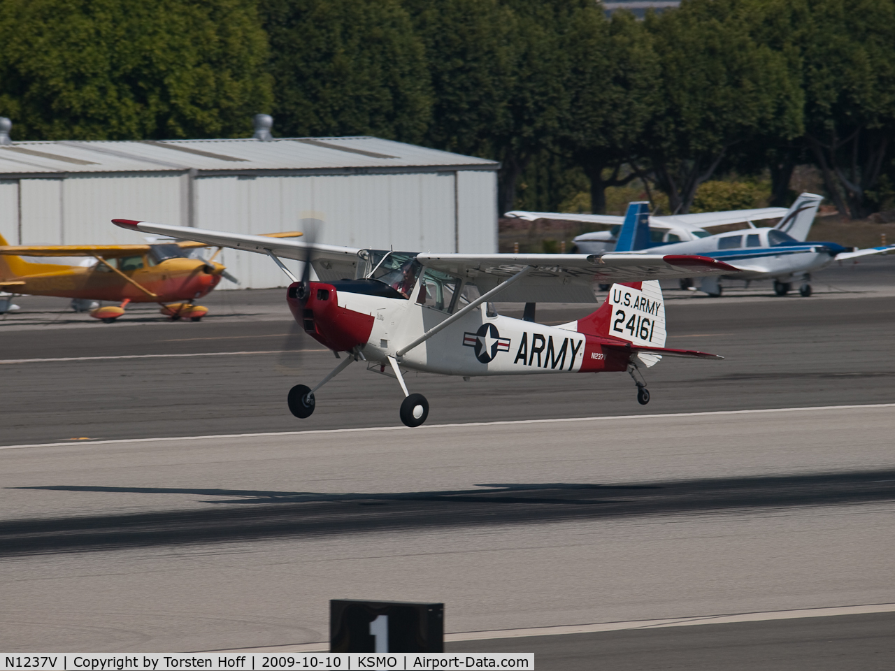 N1237V, Cessna 305F C/N AR-2, N1237V doing a touch-and-go on RWY 21