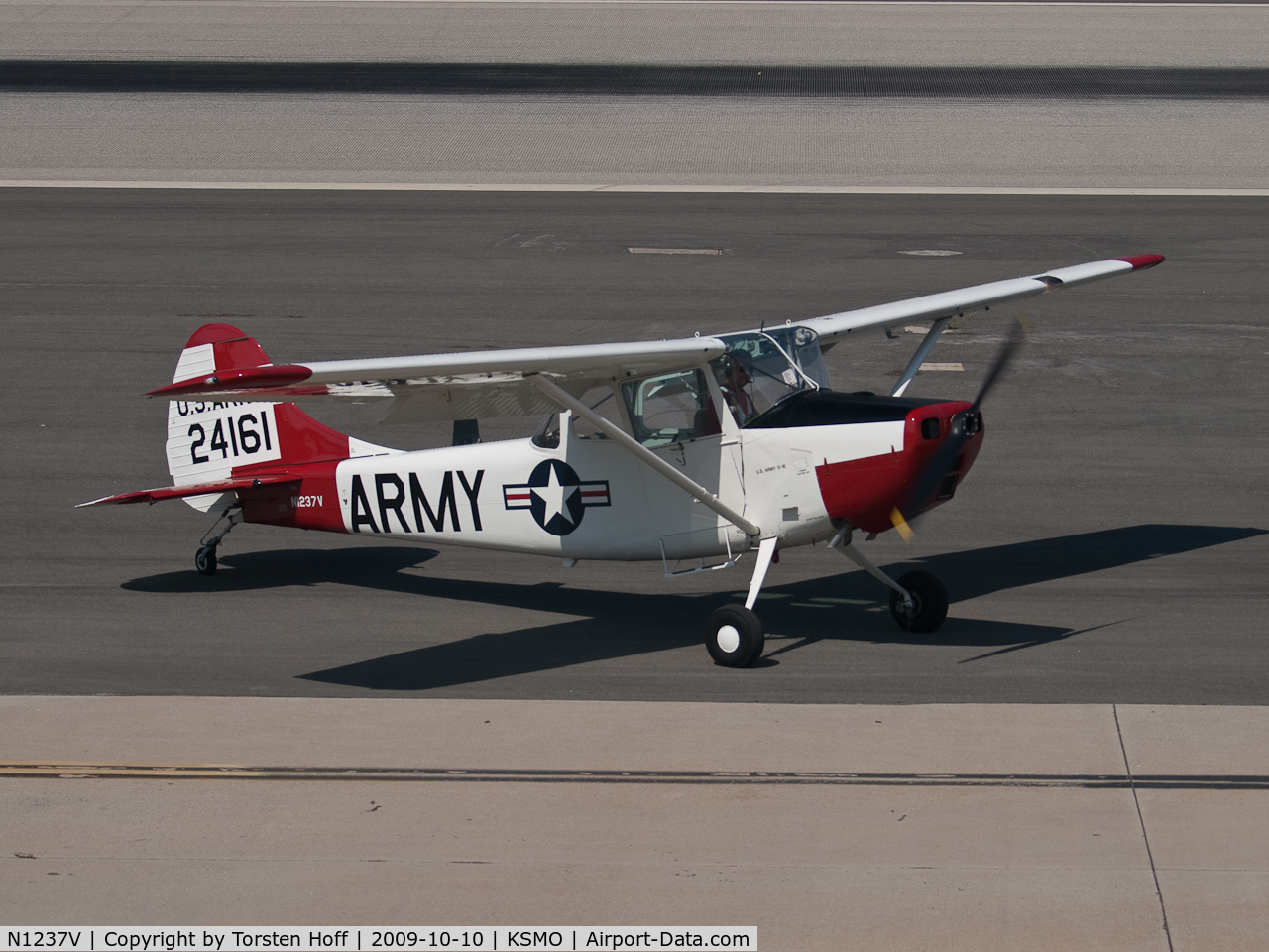 N1237V, Cessna 305F C/N AR-2, N1237V taxiing