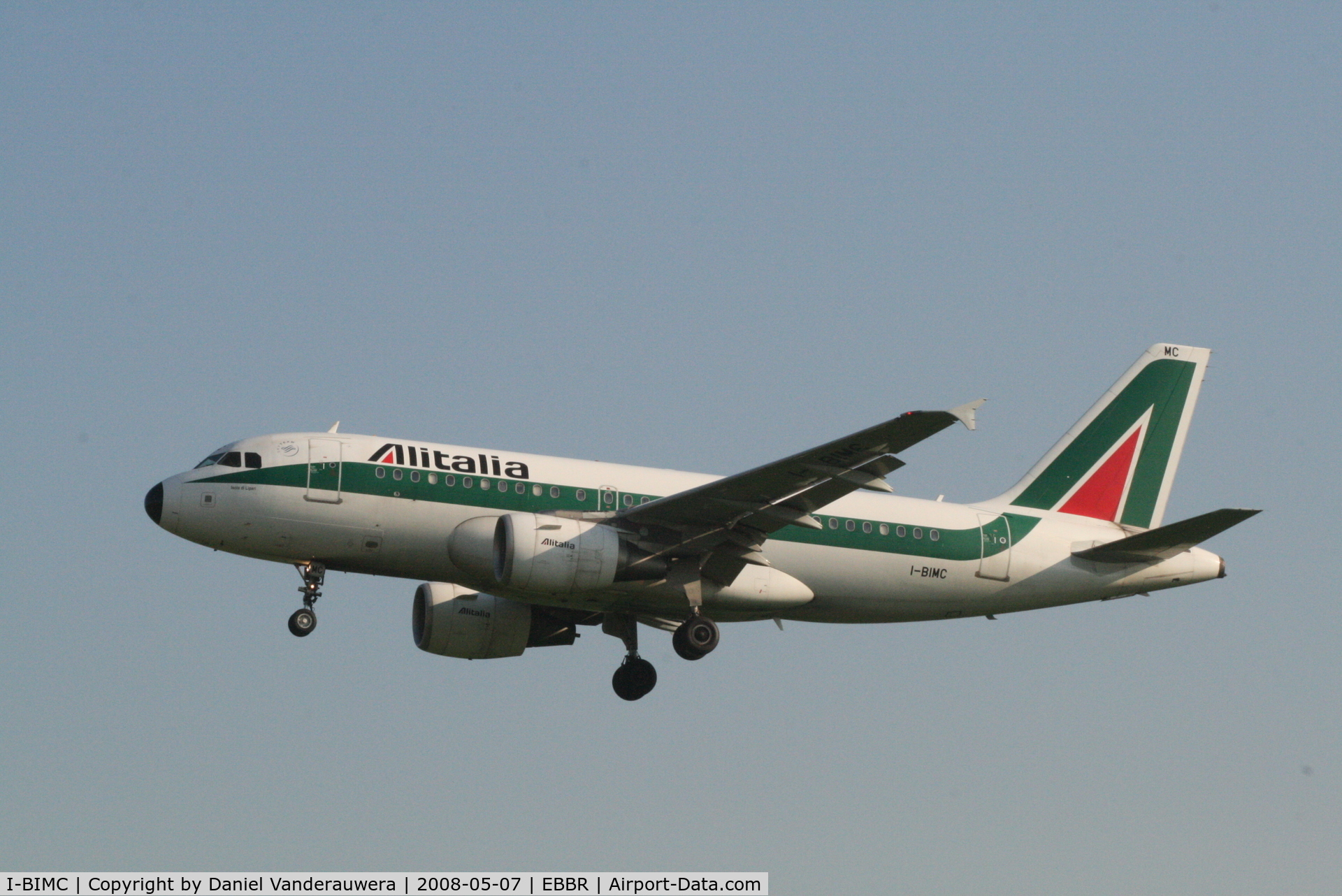 I-BIMC, 2003 Airbus A319-112 C/N 2057, arrival of flight AZ148 to rwy 25L