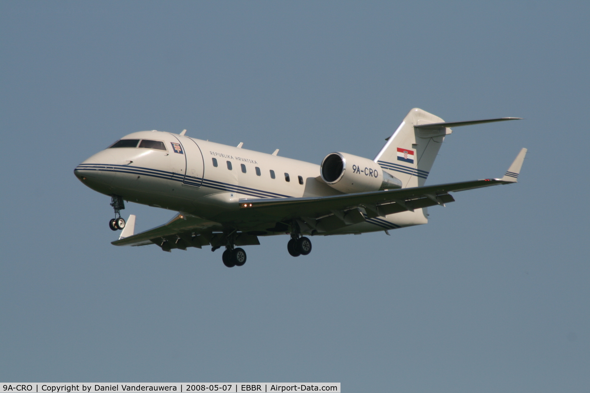 9A-CRO, 1996 Canadair Challenger 604 (CL-600-2B16) C/N 5322, descending to rwy 25L