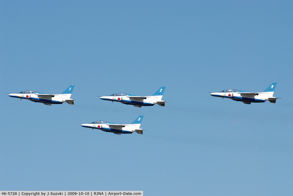 46-5728, Kawasaki T-4 C/N 1128, Blue Impulse formation heading to Gifu Air Base.