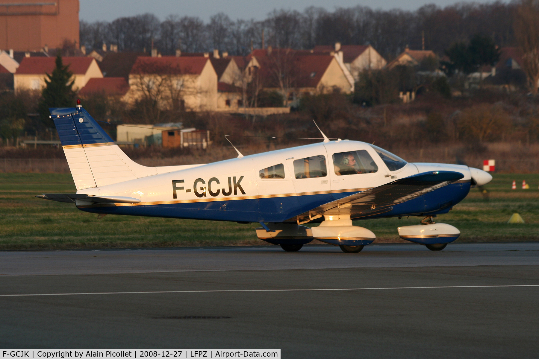 F-GCJK, Piper PA-28-181 Archer C/N 288090103, taxiing