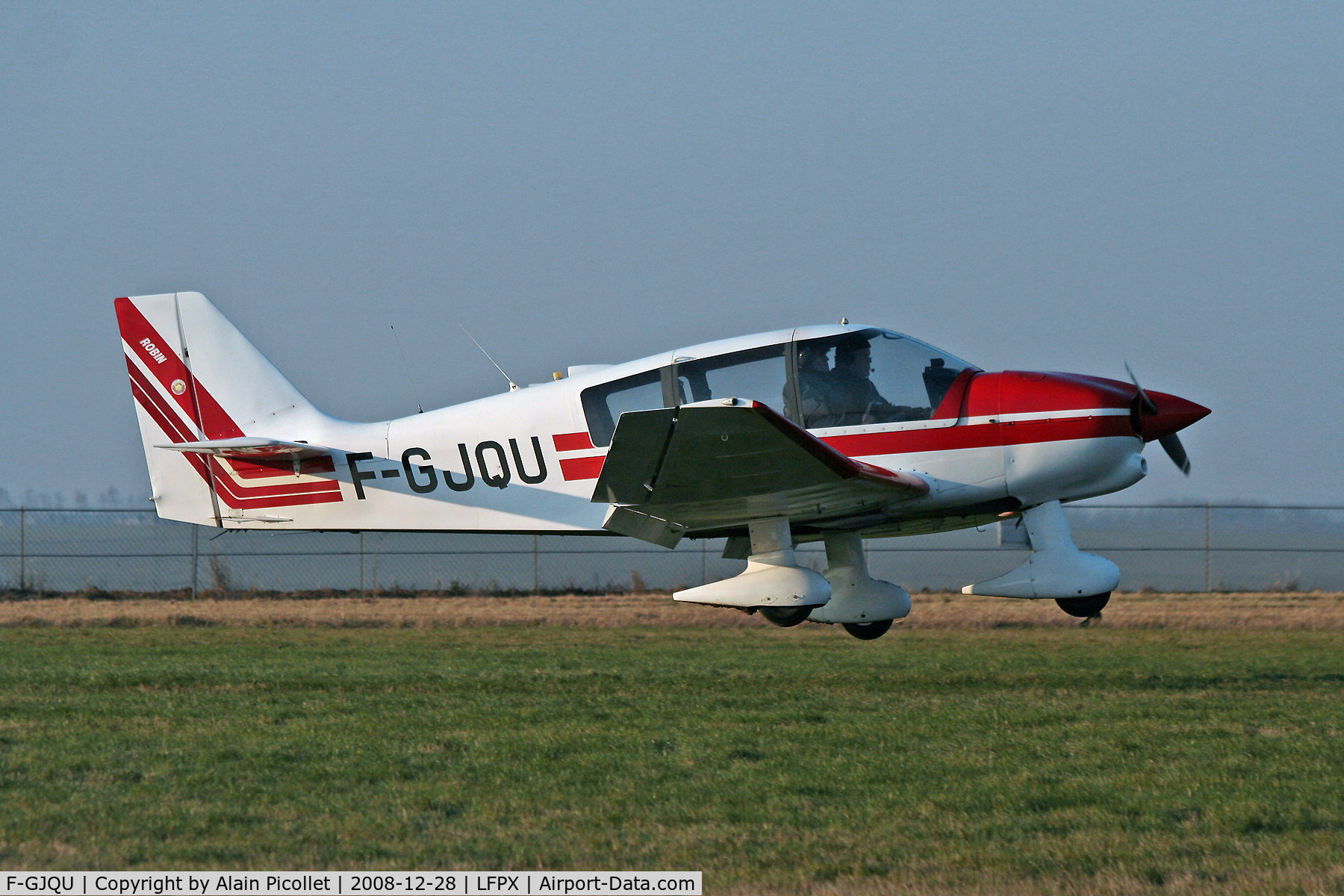 F-GJQU, 1990 Robin DR-400-140B Major C/N 1983, landing
