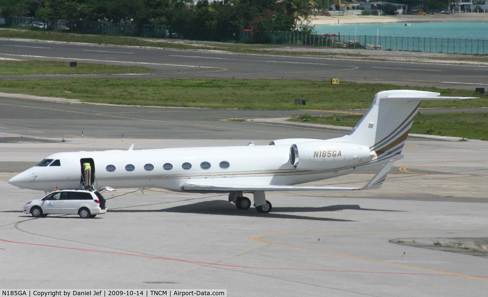 N185GA, 2008 Gulfstream Aerospace GV-SP (G550) C/N 5185, As you see they are being handle by ground handlers