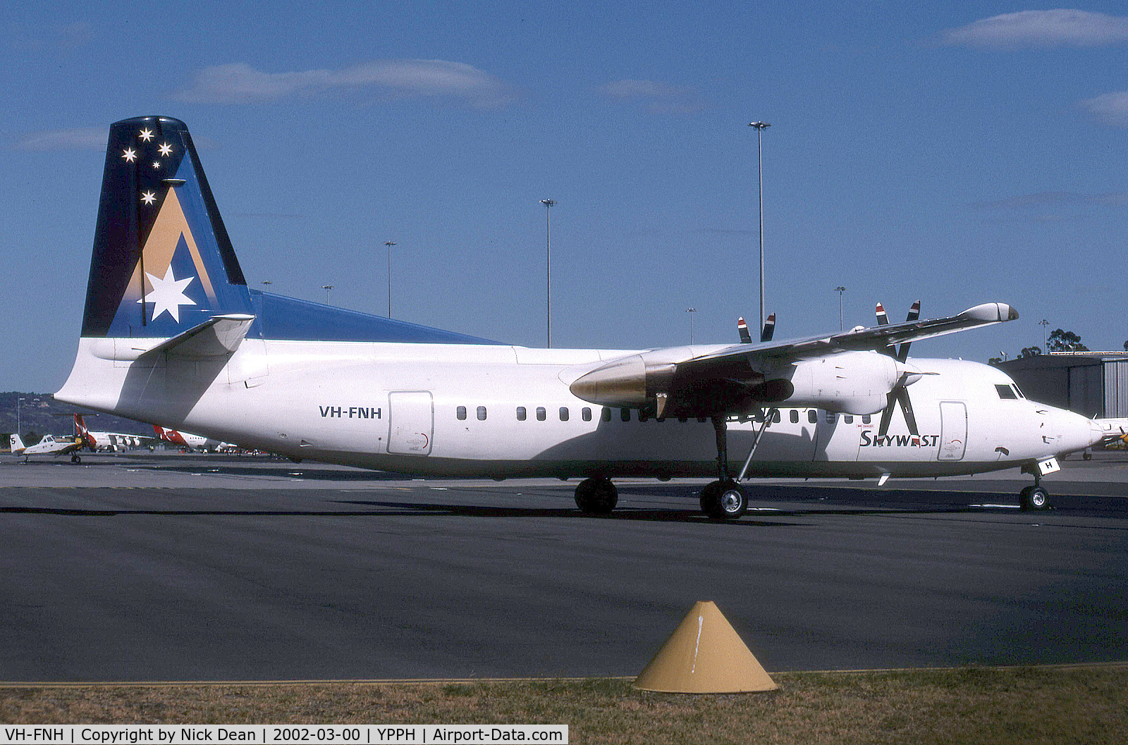 VH-FNH, 1987 Fokker 50 C/N 20113, YPPH