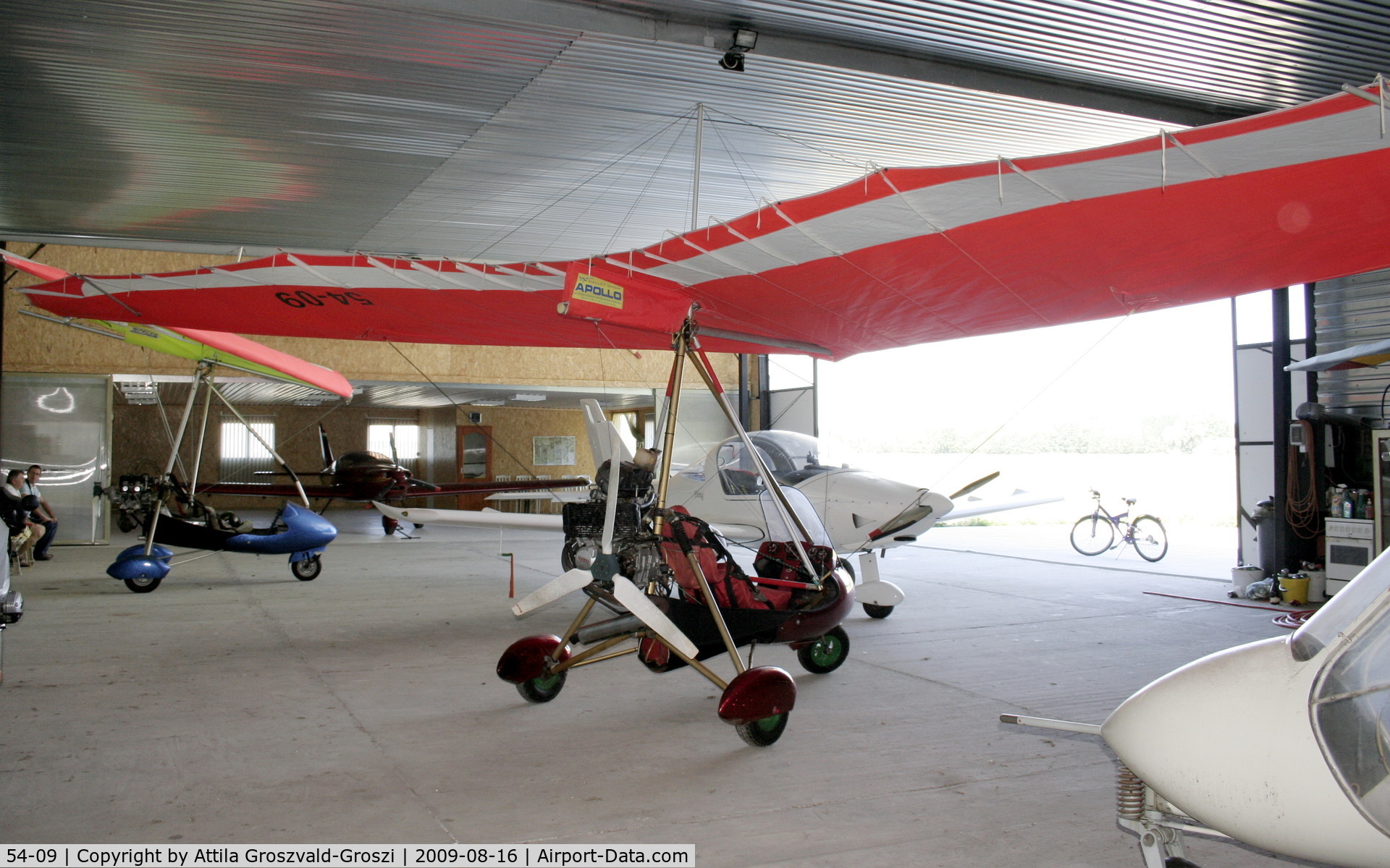 54-09, 1997 Apollo CX-MD C/N 052497, Balloszög Airport - Hangar