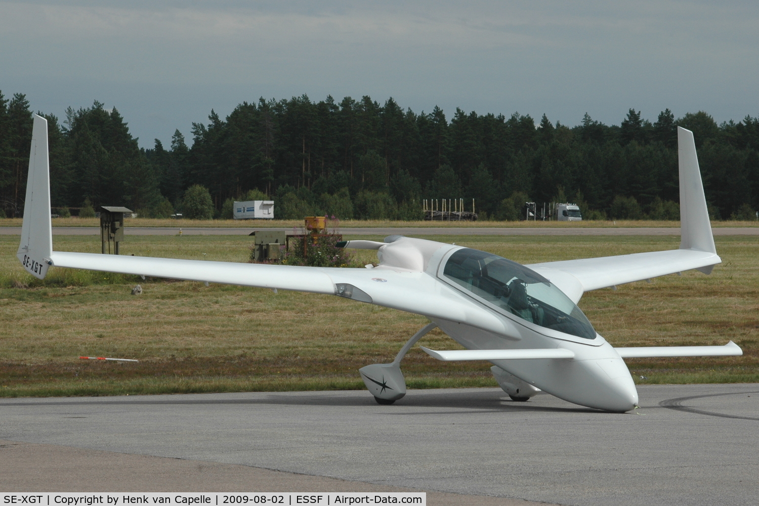 SE-XGT, 1996 Rutan Long-EZ C/N 607-197, Long-EZ parked at Hultsfred airfield in Sweden.
