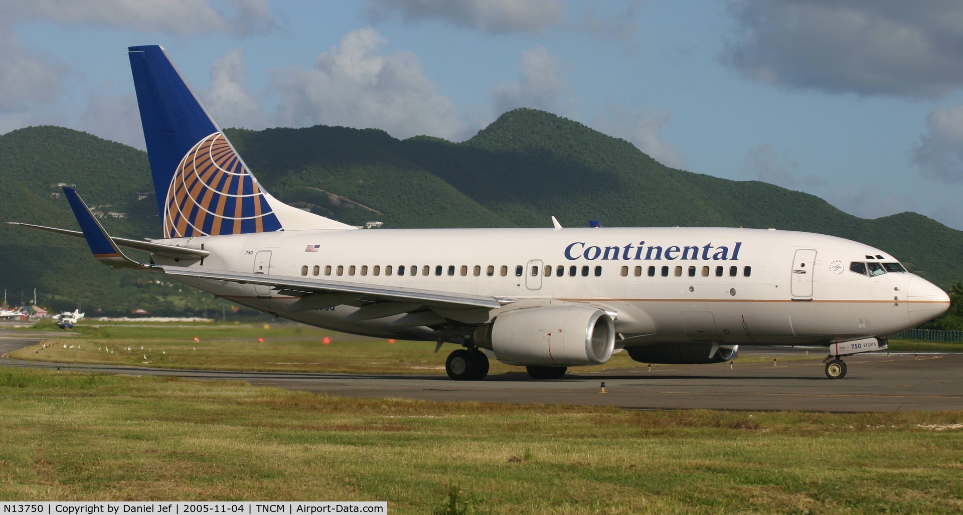 N13750, 1999 Boeing 737-724 C/N 28941, taxing for take off