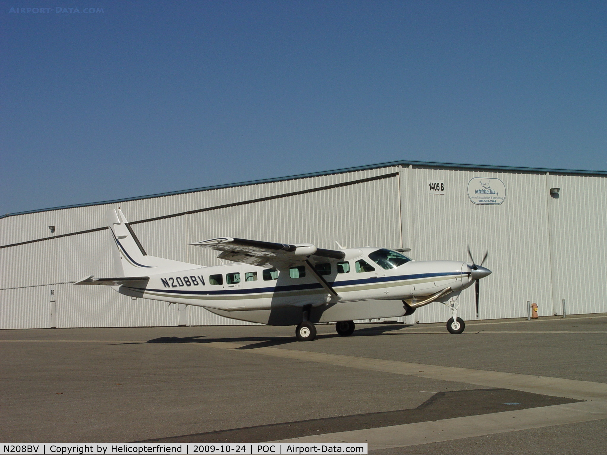N208BV, 2001 Cessna 208B C/N 208B0913, Taxiing from hanger to runway 26L