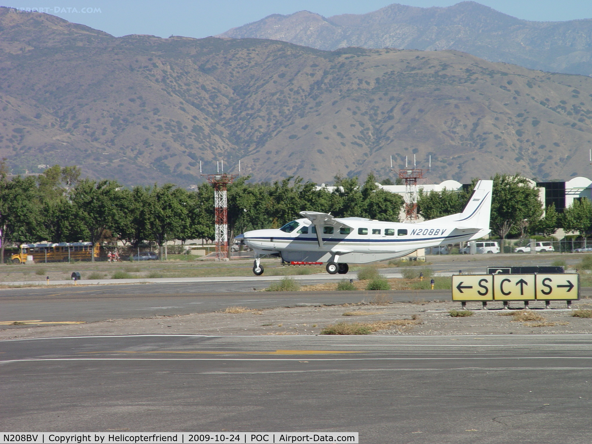 N208BV, 2001 Cessna 208B C/N 208B0913, Lifting off on runway 26L westbound