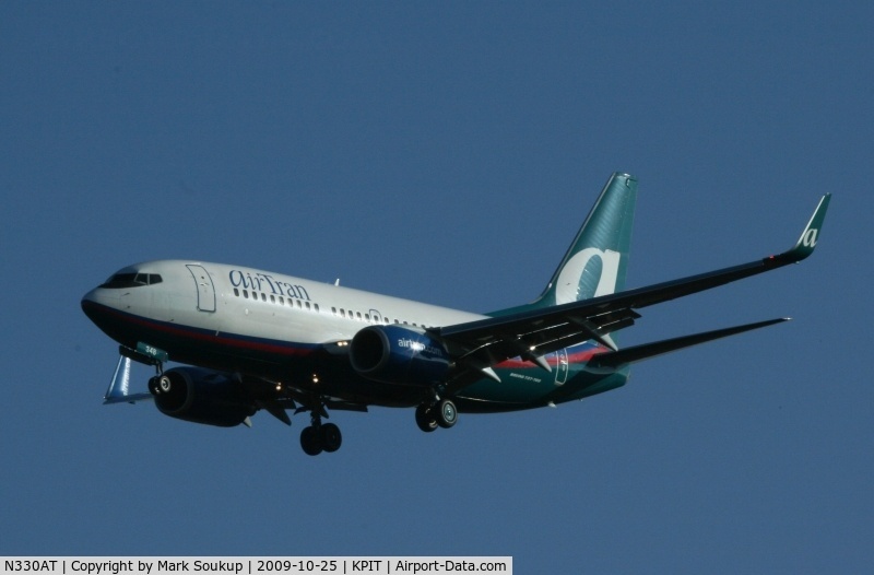 N330AT, 2007 Boeing 737-7BD C/N 36399, 737 coming into KPIT
