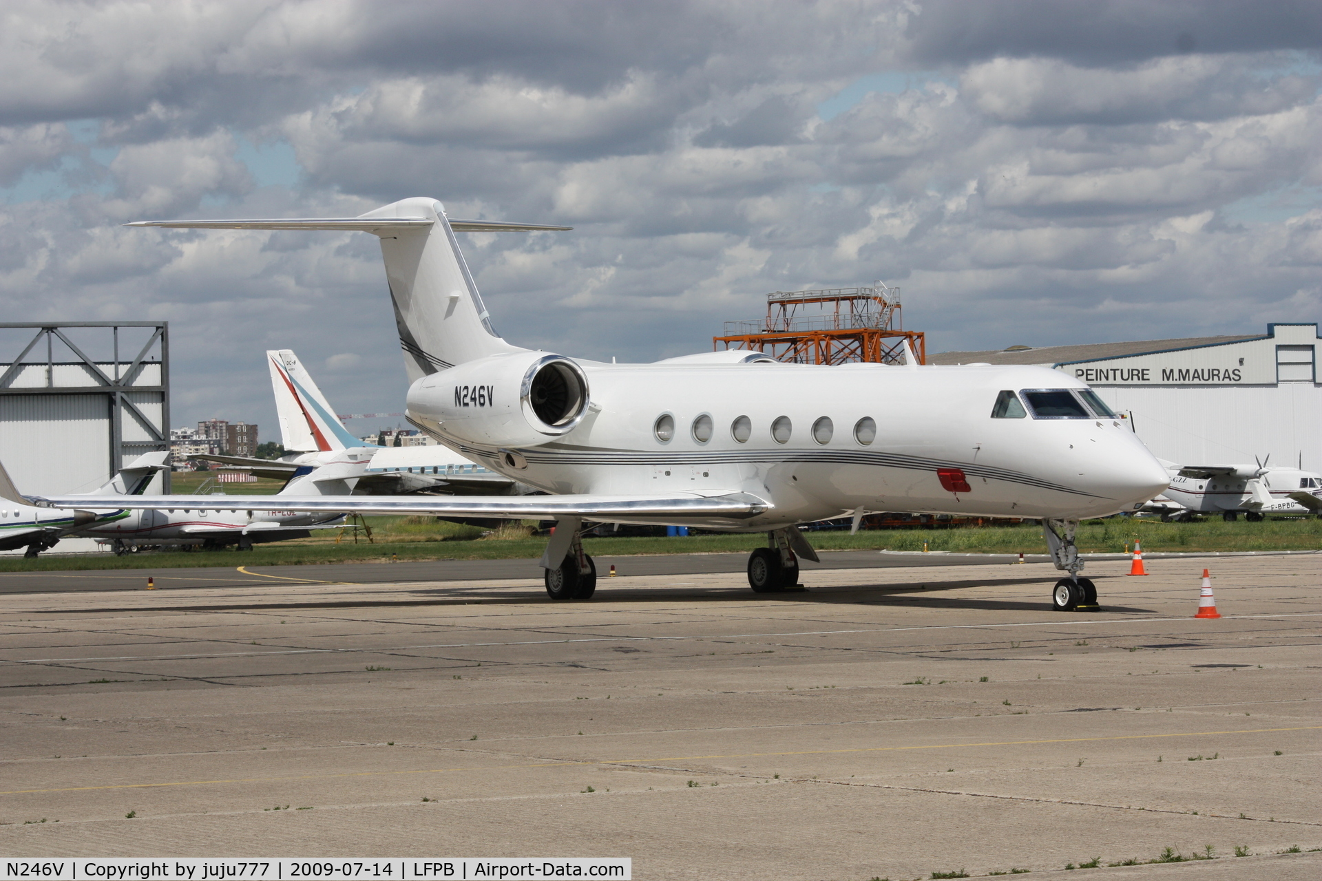 N246V, Gulfstream Aerospace GIV-X (G450) C/N 4149, on transit at Le Bourget