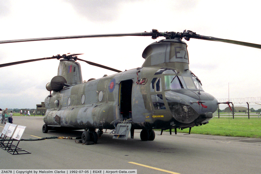 ZA678, Boeing Vertol Chinook HC.1B C/N MA-009/B-825, Boeing Vertol Chinook HC1B (352). From RAF No 7 Sqn, Odiham and seen at RAF Leeming Country Fair and Air Show in 1992.