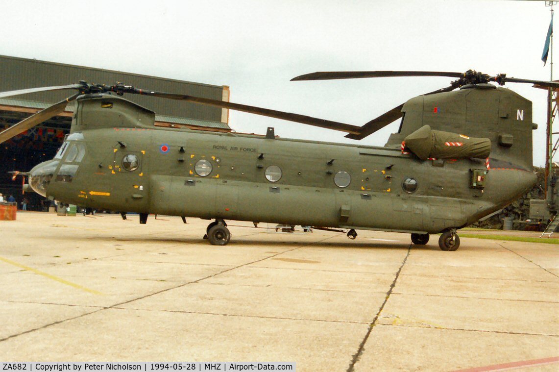 ZA682, Boeing Vertol Chinook HC.2 C/N M/A013/B-831/M7008, Chinook HC.2 of 7 Squadron on display at the 1994 Mildenhall Air Fete.