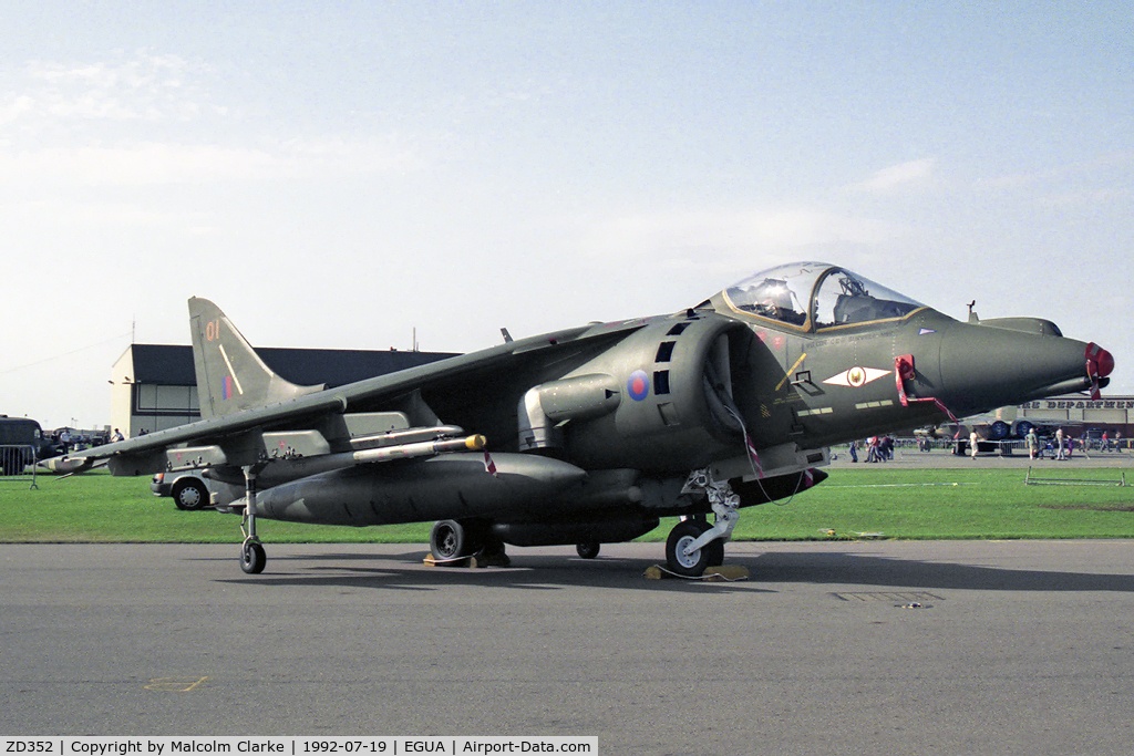 ZD352, British Aerospace Harrier GR.7A C/N P19, British Aerospace Harrier GR7A from RAF No 1 Sqn at RAF Upper Heyford's USAF Open Day in 1992.